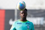 El jugador Vinícius Jr participa en un entrenamiento de la selección brasileña de fútbol en el Centro Administrativo y Técnico Alfredo Gottardi (CAT do Caju).