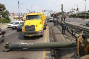 El poste colapsó sobre la vía a Daule y afectó a un vehículo.