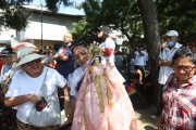 Ana Arias acudió con su imagen a la caminata mariana que se hizo el 25 de agosto desde el templo de San Agustín.