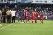 Los jugadores de Emelec y Técnico Universitario esperaron en el campo de juego.