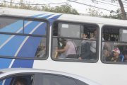 Las unidades de buses que están trabajando en Guayaquil se encuentran llenas de pasajeros.