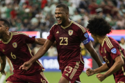 Salomón Rondón (c) celebra uno de los goles con la selección de Venezuela