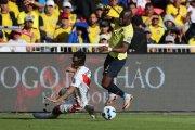 Enner Valencia (d) de Ecuador disputa un balón con Marcos López de Perú este martes, en un partido de las eliminatorias sudamericanas para el Mundial de 2026 entre Ecuador y Perú en el estadio Rodrigo Paz Delgado en Quito (Ecuador).