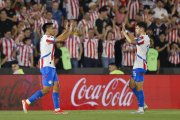 Diego Gómez (i) de Paraguay fue el autor del único tanto de la victoria ante Brasil por las eliminatorias sudamericanas para el Mundial de 2026.