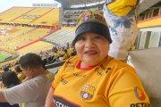 Rosa Bajaña madre de Madelen Riera se hizo hincha del fútbol gracias a su hija.