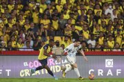 Pervis Estupiñán de Ecuador disputa el balón con Lionel Messi de Argentina en el estadio Monumental el 29 de marzo del 2022.