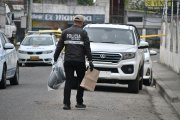 Personal de Criminalística recoge una de las cuatro cabezas humanas dejadas en Puerto Bolívar.