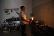 La gente ha optado por comprar velas a fin de combatir los apagones más prolongados.