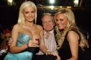 Holly Madison y Bridget Marquardt, junto a Hugh Hefner, en plena época de desenfreno en la mansión Playboy.