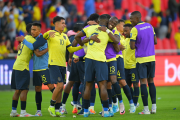 Los jugadores de la selección ecuatoriana en la celebración de gol ante Perú