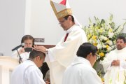 MonseñorLuis Cabrera en una ceremonia de investidura de diáconos.