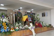 Los militares escoltan el ataúd del joven subteniente que fue asesinado en Guayaquil.

ag -