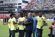 El momento de la nostalgia, Gustavo Alfaro DT de Ecuador, abraza a los jugadores de Ecuador.