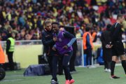 Sebastián Beccacece (i) da indicaciones a John Yeboah en el partido de Ecuador vs Paraguay