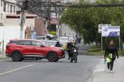 El conductor de una motocicleta logró evitar un accidente de tránsito al esquivar un vehículo que estaba atravesado en la vía.