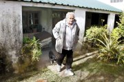 Pepe Mujica vive en una pequeña casa en las afueras de Montevideo.