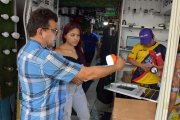 Clientes prueban los productos recargables que comercializa Anthony Mendoza.
