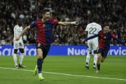 El delantero polaco del FC Barcelona Robert Lewandowski celebra tras anotar un gol, durante el partido de la jornada 11 de LaLiga ante Real Madrid en el estadio Santiago Bernabéu, en Madrid