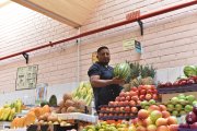 El vendedor ha ofrecido las más frescas frutas en el mercado Iñaquito durante poco más de 20 años.