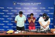El miembro activo de la Armada del Ecuador (izquierda) fue detenido junto a dos personas más.