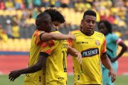 Janner Corozo felicita a Edward Bello que hizo el primer gol.