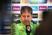 AME6495. LA PAZ (BOLIVIA), 12/11/2024.- El seleccionador de fútbol de Bolivia, Oscar Villegas, habla durante una rueda de prensa este martes en La Paz (Bolivia). Villegas afirmó que apuesta por un equipo con una "buena recuperación" de balón para sumar puntos como visitante este jueves frente a Ecuador, en la jornada 11 de las eliminatorias sudamericanas al Mundial 2026. EFE/ Luis Gandarillas