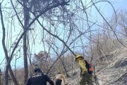 Brigadas recorren las zonas afectadas para evaluar los daños que deja el fuego.