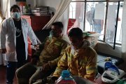 Miembros del Cuerpo de Bomberos intentan luchar contra el fuego.