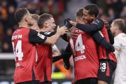 Patrik Schick de Leverkusen (d) celebra uno de sus goles con el resto de sus compañeros en la victoria de Leverkusen ante FC Heidenheim
