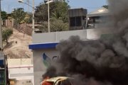 El vehículo incendiado en Manta.