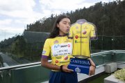 Nahomi Játiva con su premio como campeona prejuvenil de la Vuelta al Ecuador.