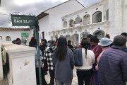 Hasta la morgue del cementerio general de Latacunga llegaron familiares y vecinos de Lidia Sánchez.