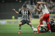 Alan Franco (d) se ha mantenido con regularidad en Atlético Mineiro dirigido por Gabriel milito