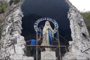 Por la festividad hicieron arreglos en la gruta con la efigie de la Virgen Inmaculada Concepción