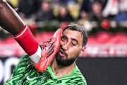 Momento en que Donnarumma fue impactado por Singo en el partido entre Mónaco y París Saint-Germain
