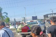 La gente se congregó en Colimes para despedir al agente de la CTE.