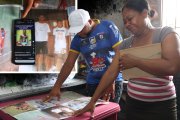 Luis Arroyo y Katty Bustos observan con tristeza las fotografías de sus hijos, haciendo la actividad que más les gusta: jugar fútbol.