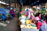 Los pasillos del mercado San Roque lucen vacíos de clientes, aunque las caseras están bien abastecidas.