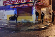 El cuerpo de la víctima quedó tendido cerca a una farmacia.