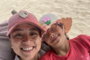 La periodista junto a Micaela disfrutaron de la playa.