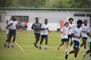 Jugadores de Emelec cumplen una sesión de entrenamiento en el Polideportivo Los Samanes.