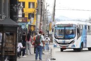 Algunos ciudadanos esperaron por varios minutos a los buses.