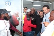 Felipe Caicedo en su llegada al aeropuerto José Joaquín de Olmedo, de Guayaquil.