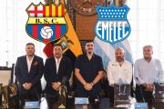 José Nogales de Barcelona, Carlos Morán, director de Deportes de la Alcaldía, Aquiles Álvarez, alcalde de Guayaquil, César Avilés de Emelec y Miguel Ángel Loor de LigaPro;