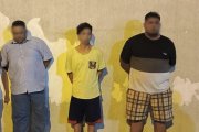 Agentes policiales detuvieron a tres implicados y luego a otro más.