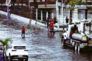 Personal municipal realiza trabajos de mantenimiento para aliviar las inundaciones en varios sectores del sur de Guayaquil.