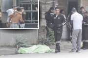El cuerpo del adulto mayor fue subido en el carro de medicina legal.