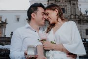 El anillo de compromiso lo entregó a su novia el junio del año pasado en la Plaza Grande.