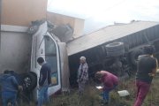 Camión arrastró a un auto y se estrelló contra una casa, en Ambato.