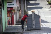 Los vecinos aseguran que los indigentes también suelen ir a la casa a comprar droga.